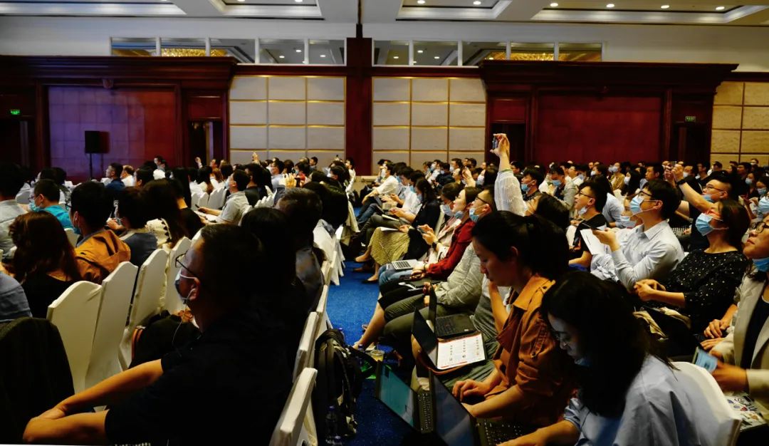 來自全國的投資機構(gòu)代表和醫(yī)美產(chǎn)業(yè)的上市公司老板及行業(yè)專家等500多人出席了大會.jpeg